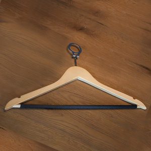 Grucce in legno chiaro con anello acquistabili da 5 grucce